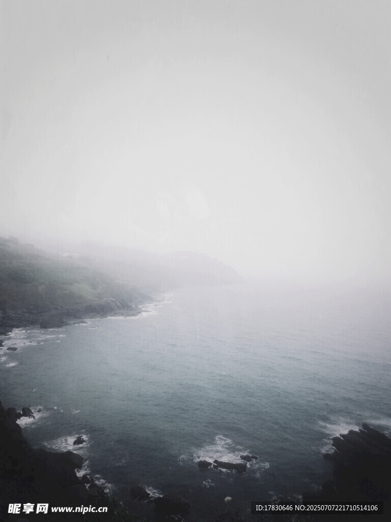 雾中朦胧海景