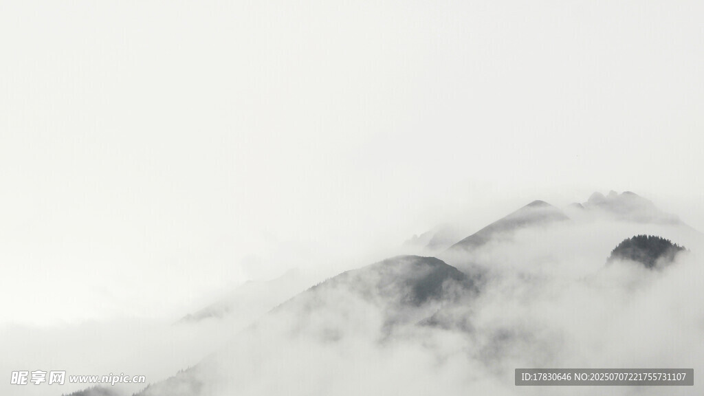 云雾缭绕的山峦美景