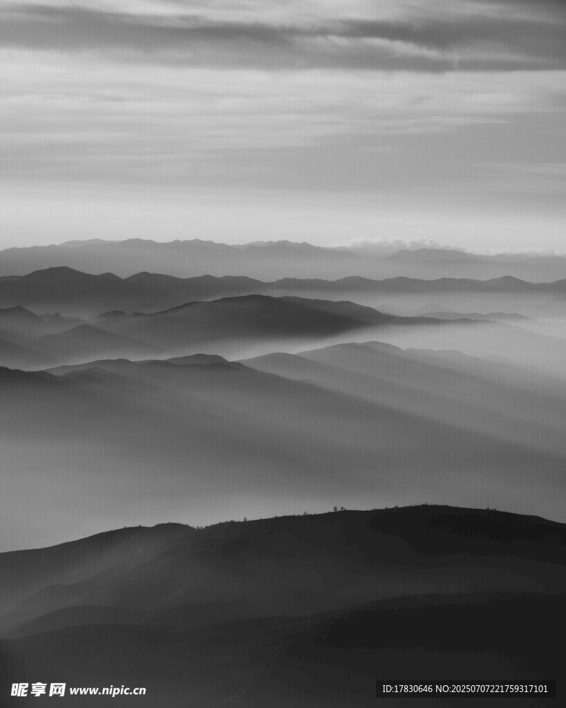 黑白山峦间的朦胧景致