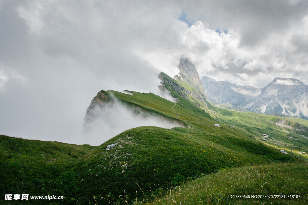 云雾缭绕的山间美景