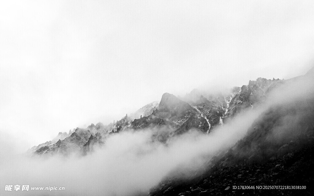 云雾缭绕的巍峨山峦
