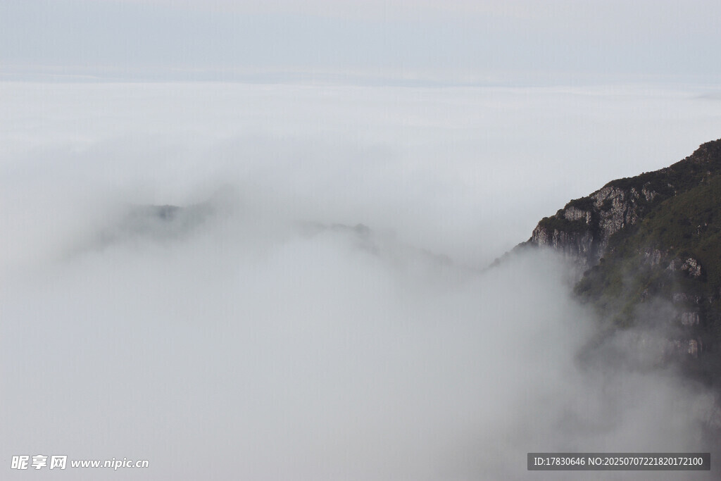 云雾缭绕的险峻山峰