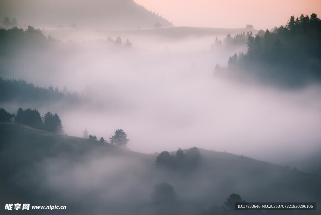 山间晨雾缭绕的静谧美景