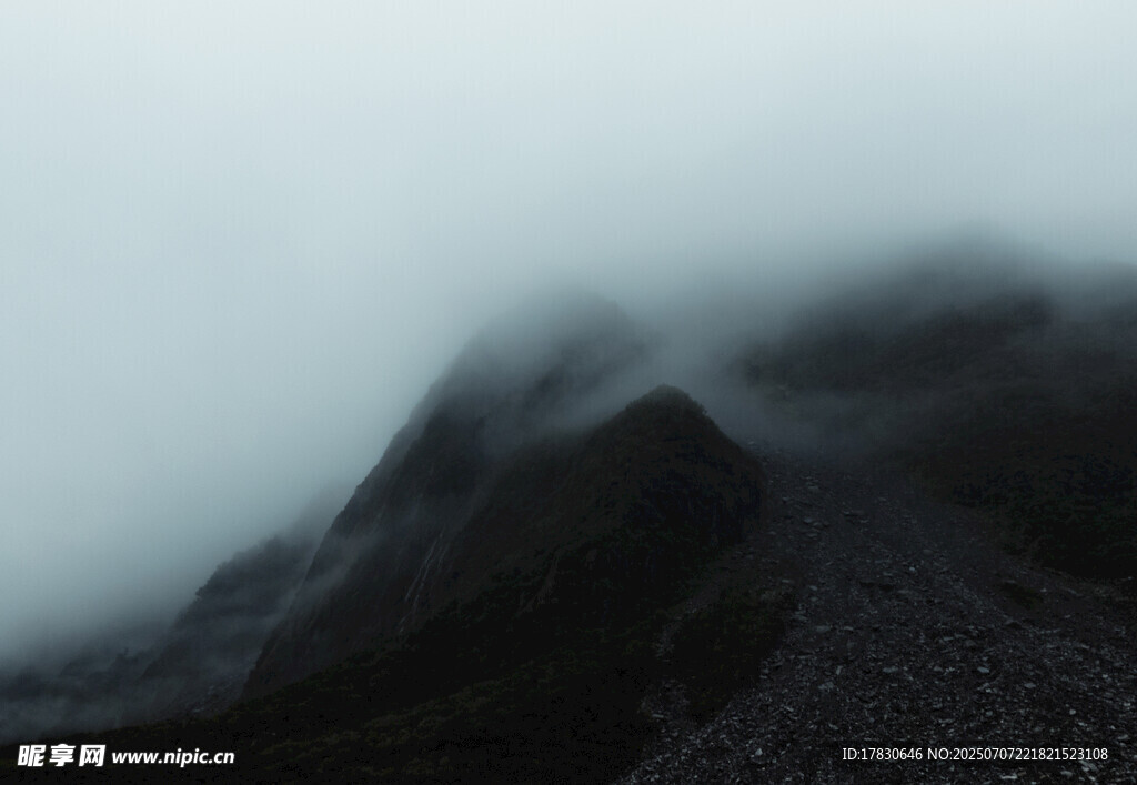 云雾缭绕的神秘山峰
