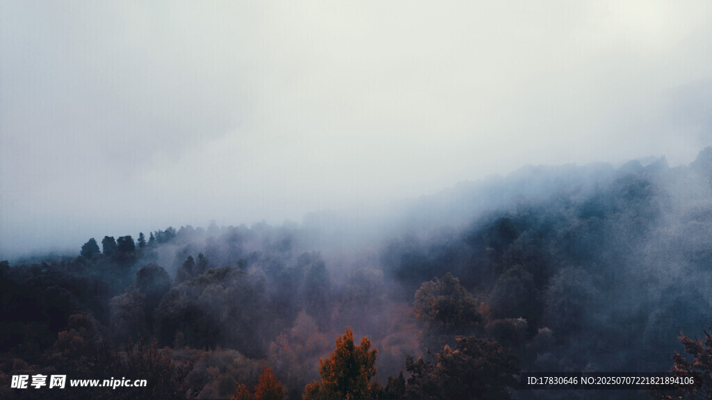山间云雾缭绕的朦胧景致