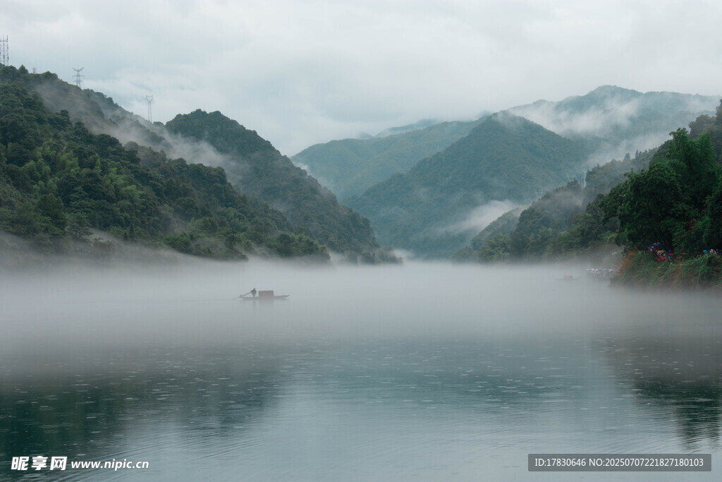 山间雾绕湖泊美景