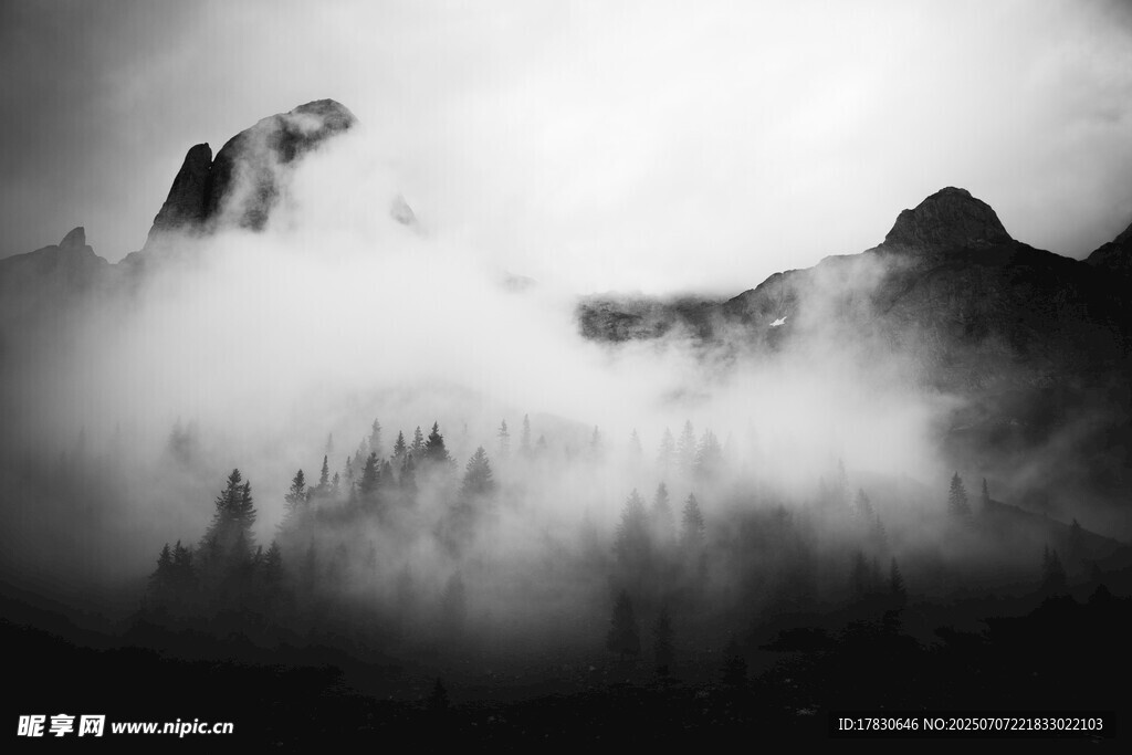 云雾缭绕的山峦美景