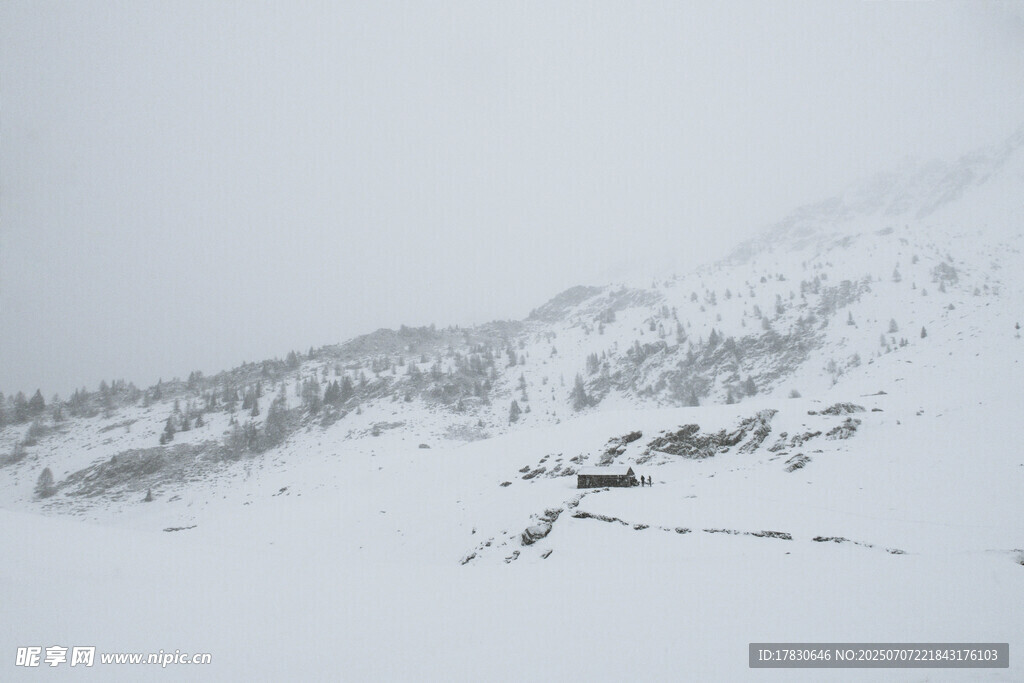 雪山中的建筑景观