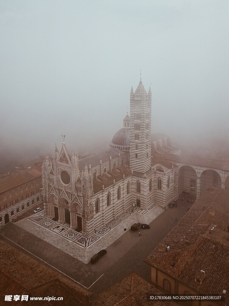 雾中圣城建筑景观
