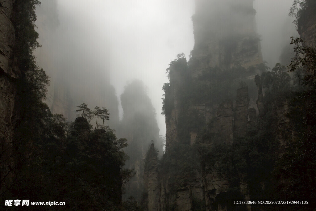 云雾缭绕的壮丽山峰