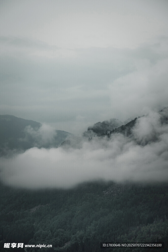 山间云雾缭绕美景