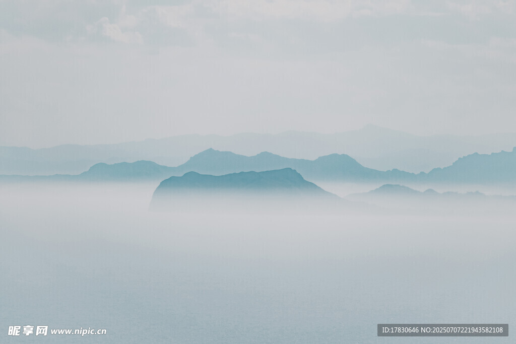 云雾缭绕中的山峦美景