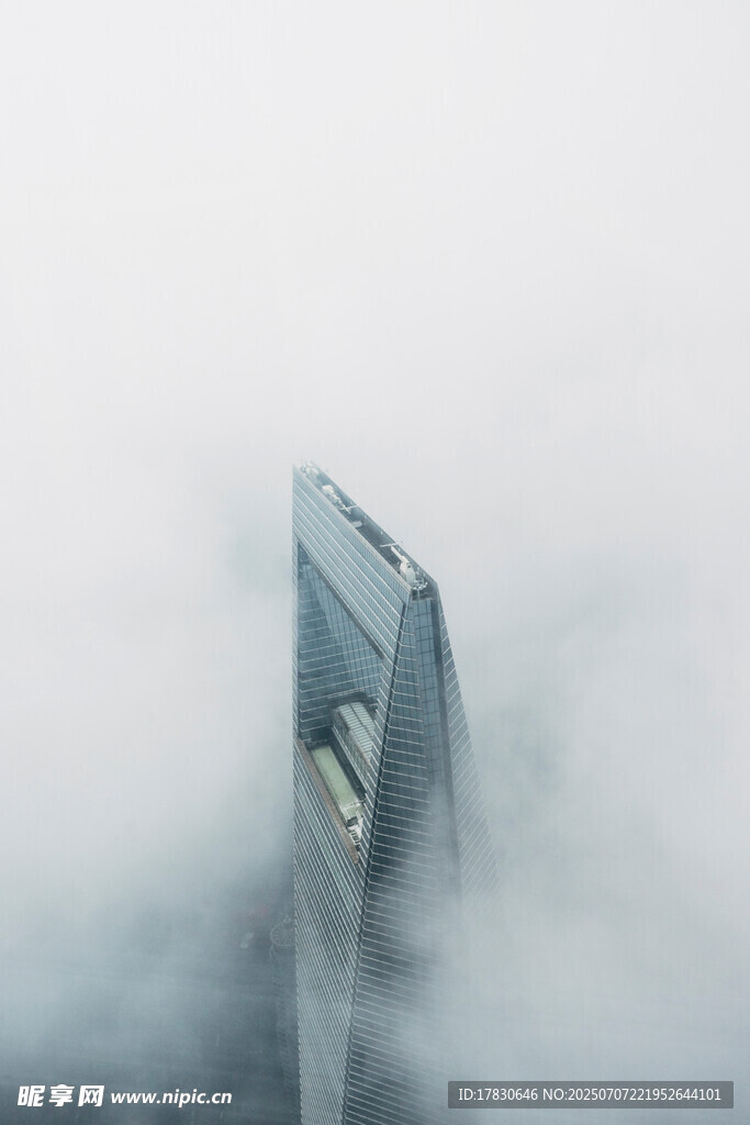 云雾中高耸的摩天大楼