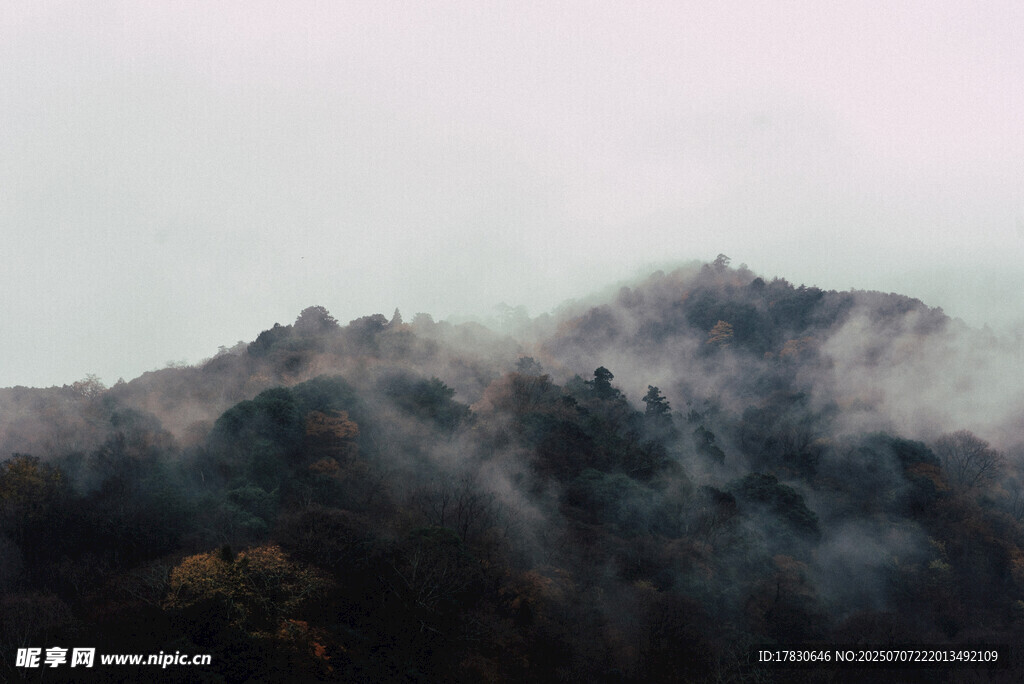 云雾缭绕的山峦美景