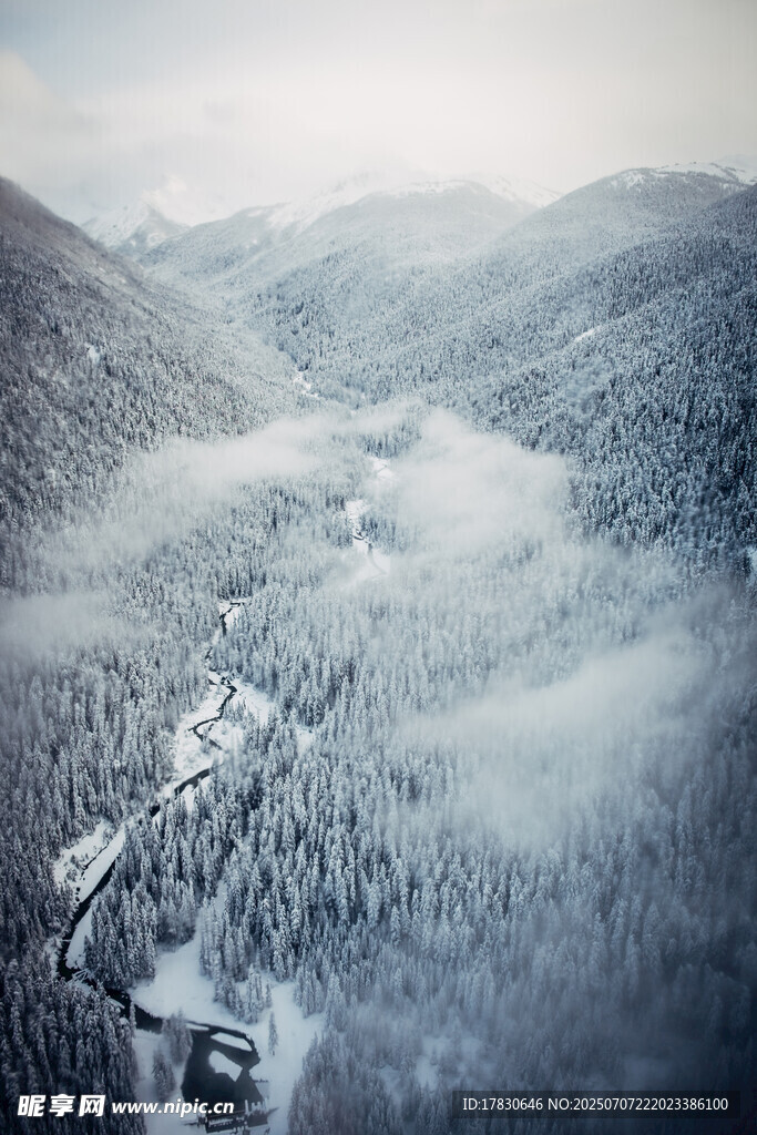 山间云雾缭绕的静谧雪景
