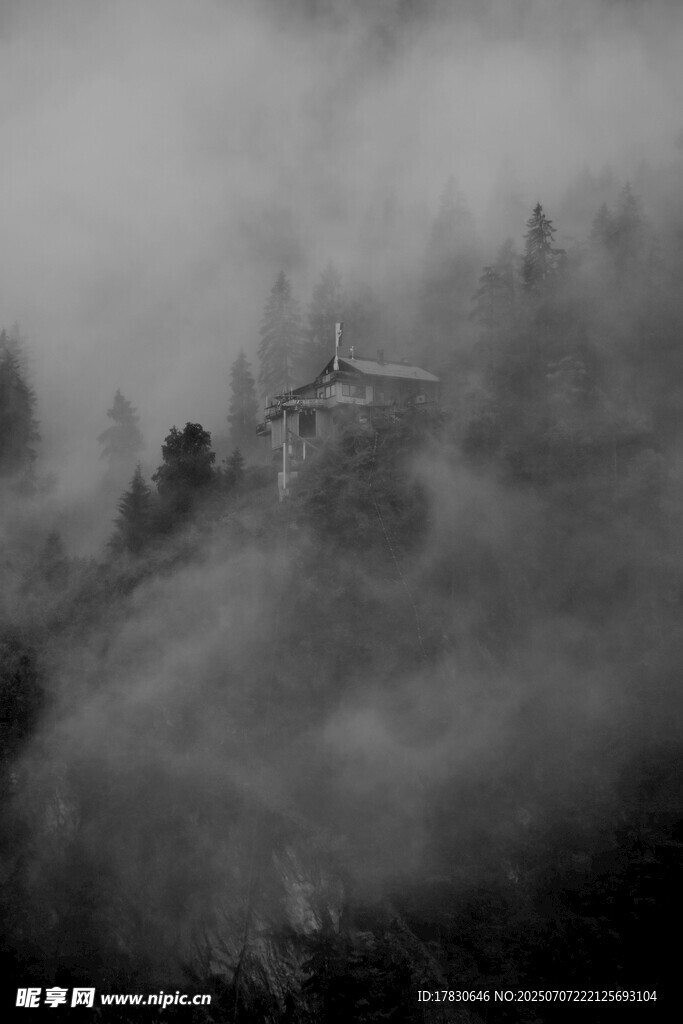云雾缭绕中的山间小屋