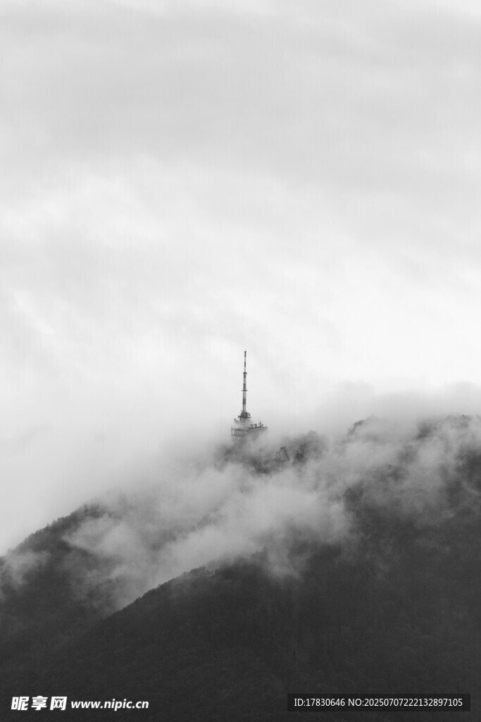 云雾缭绕中的山顶建筑