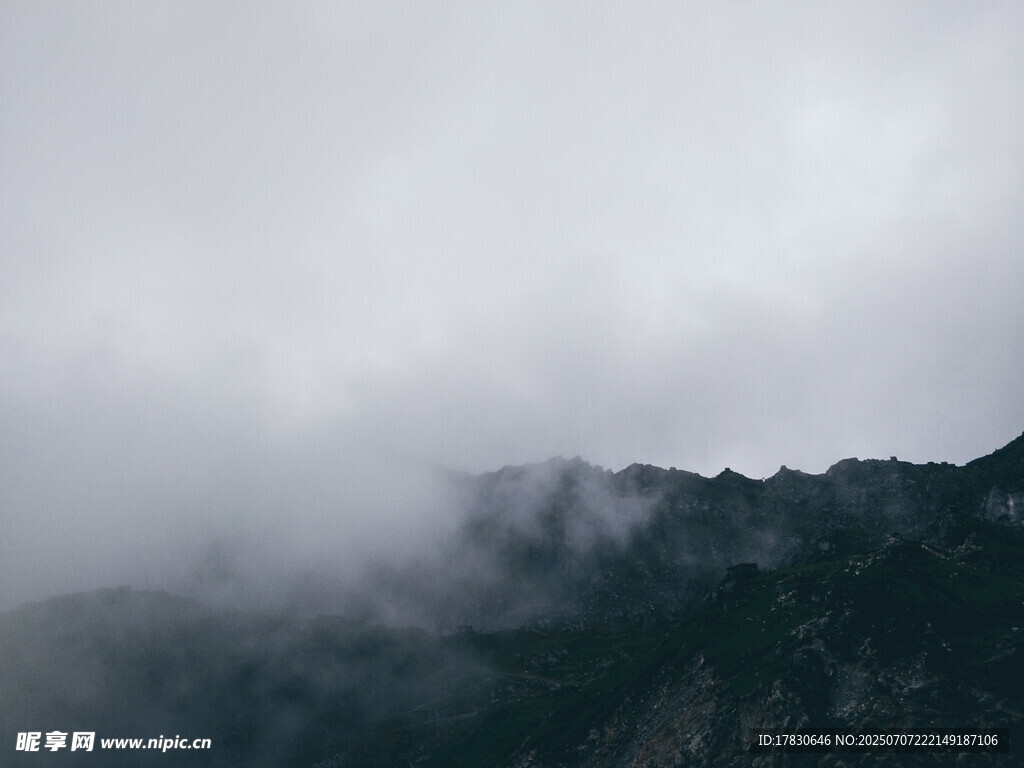 云雾缭绕的山峦美景