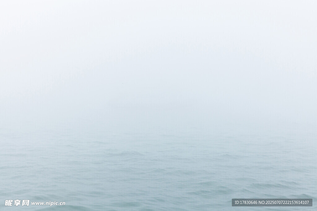 雾霭中的平静海面