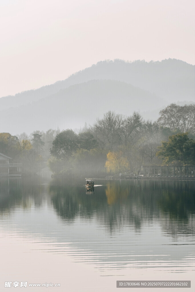 雾中湖面小船静谧之景