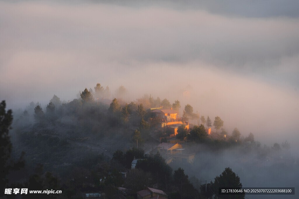山间晨雾中的微光景致