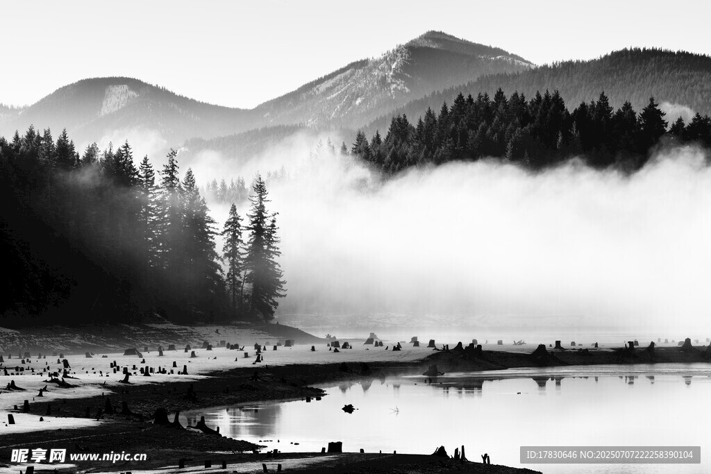 水墨山水间的静谧湖景