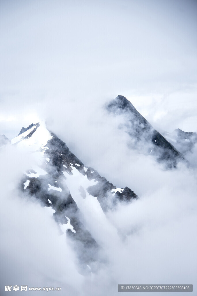 云雾缭绕的壮丽雪山
