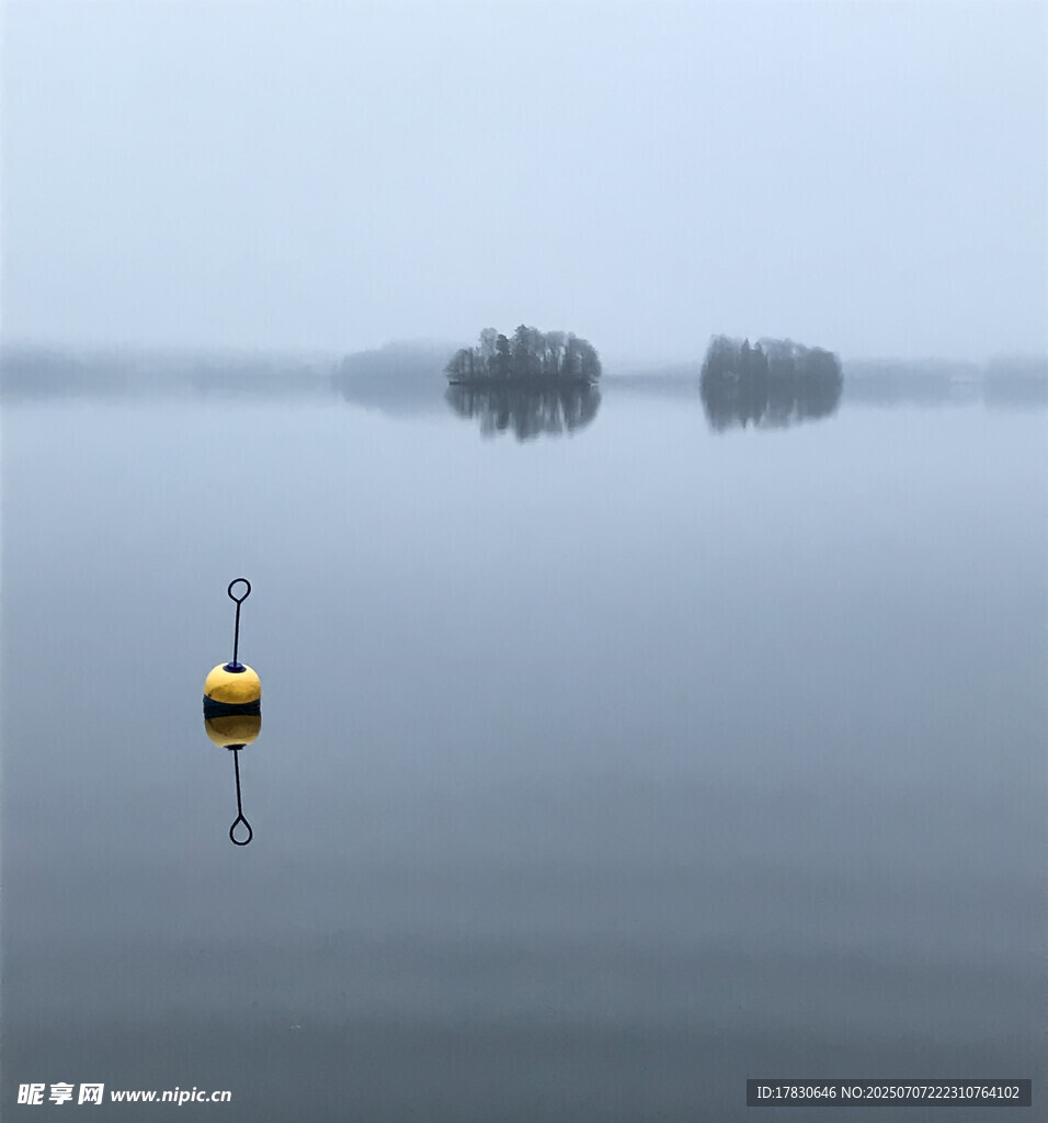 雾中湖面的漂浮物