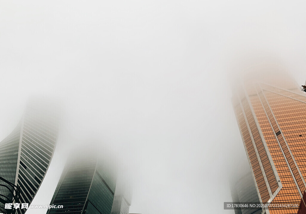 雾中高楼景观