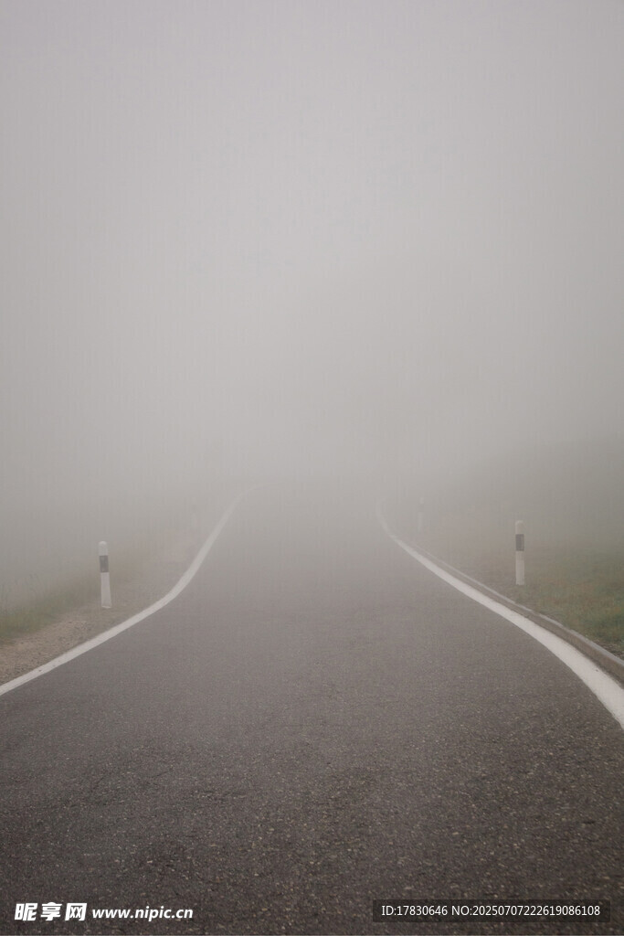 雾中延伸的孤独道路