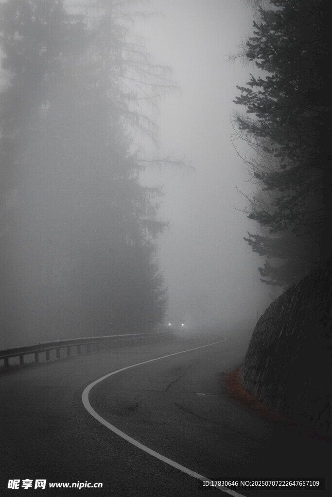 雾中蜿蜒公路