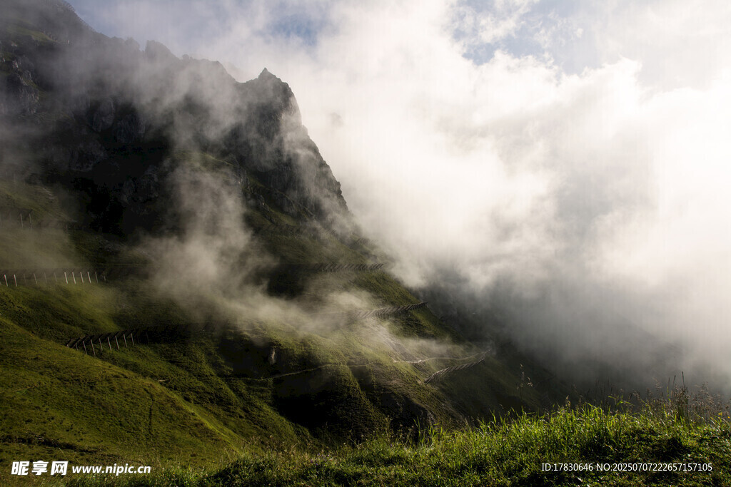 云雾缭绕的青山美景