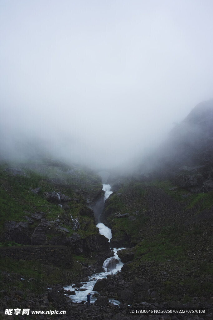 云雾中的山间溪流