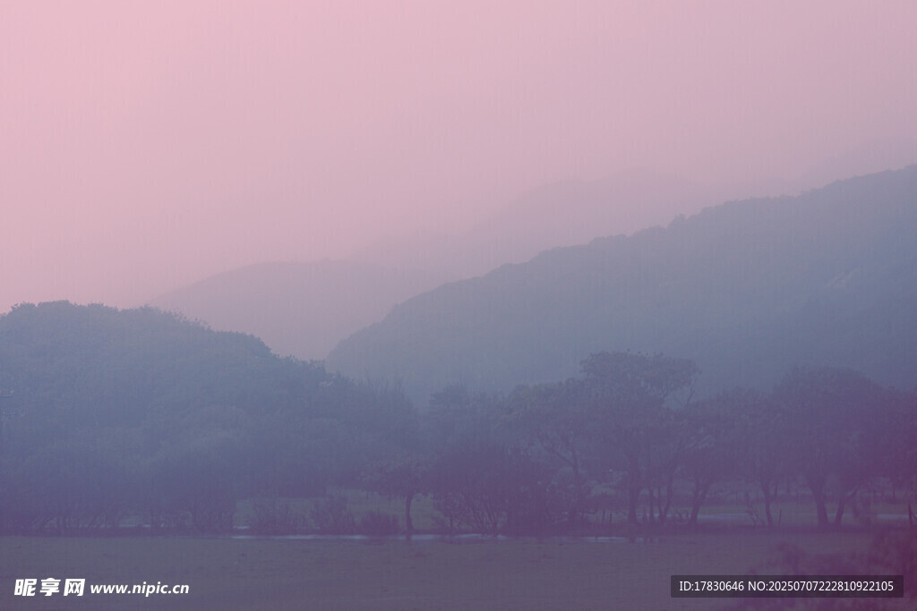 山间晨雾景色
