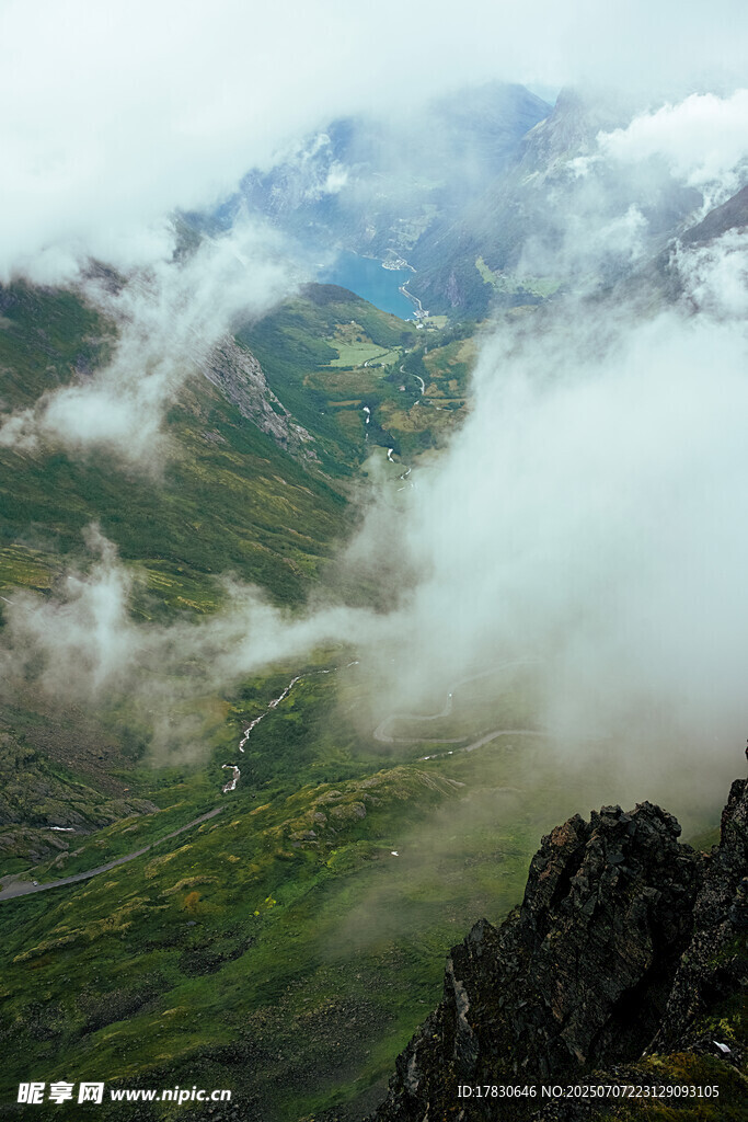 云雾缭绕的山间美景