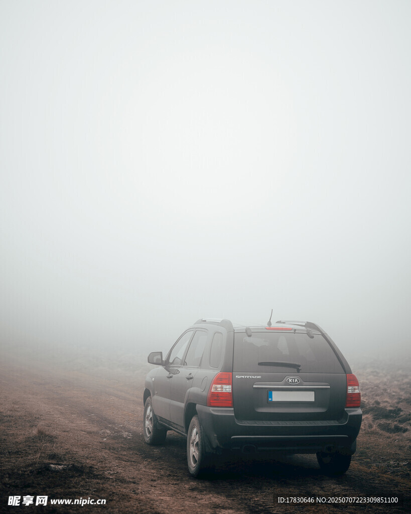 雾中行驶的SUV