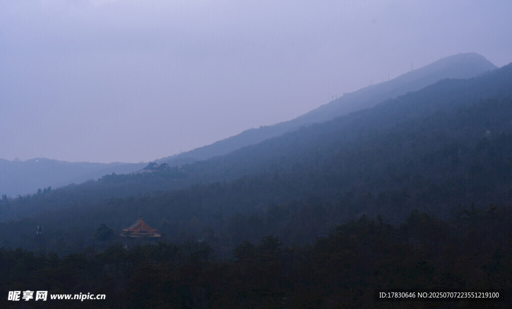 雾霭中的山峦景色