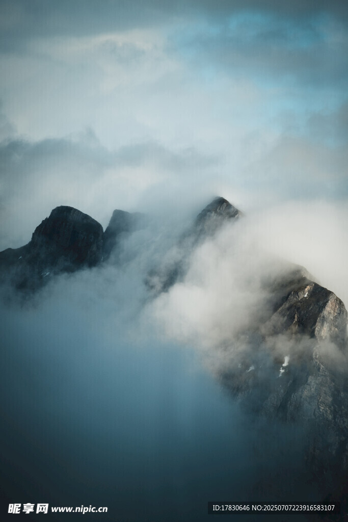 云雾缭绕的壮丽山峦