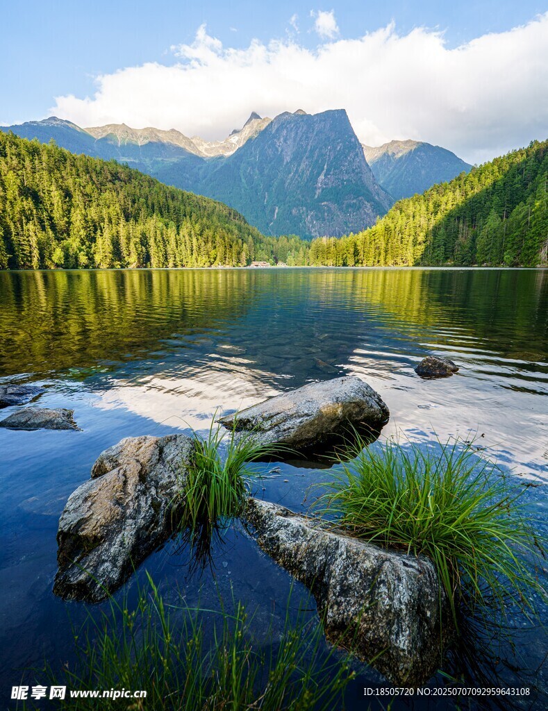 宁静山水间的自然美景