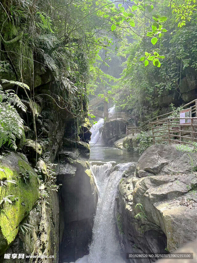山间清幽瀑布景观