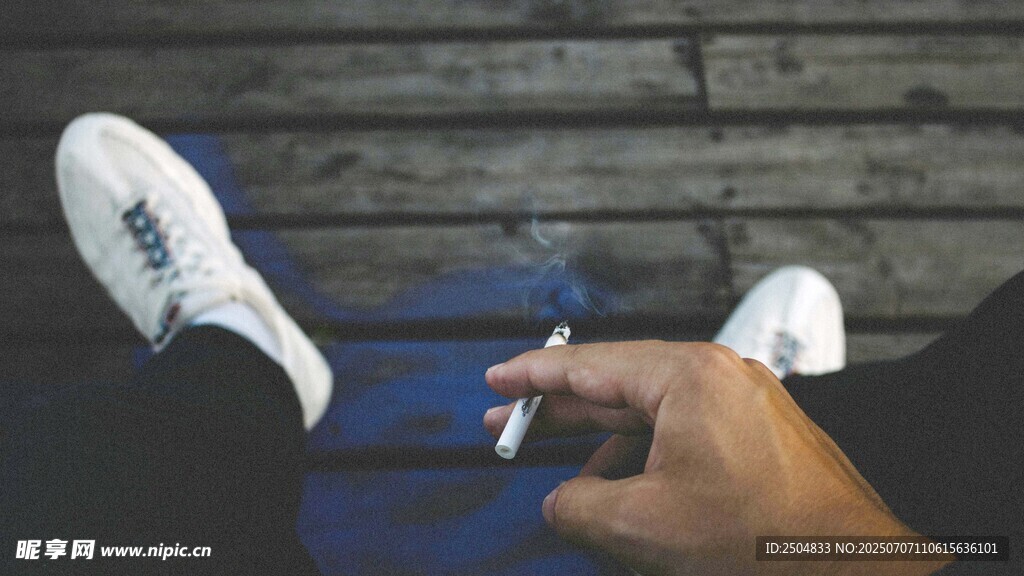 手托烟的休闲穿搭瞬间