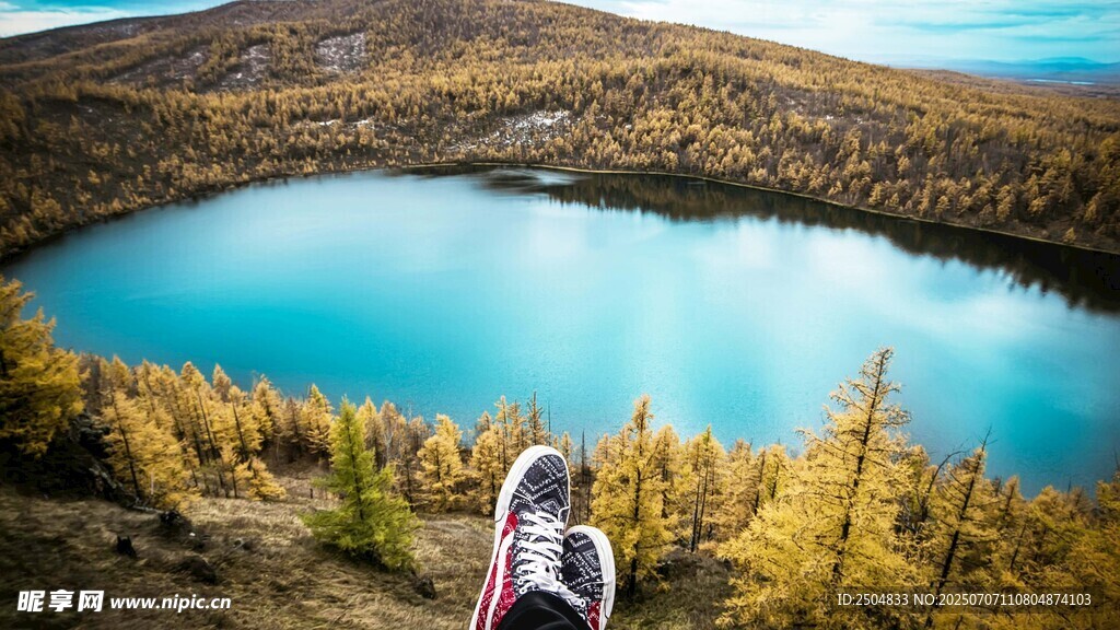 俯瞰蓝湖与周边美景