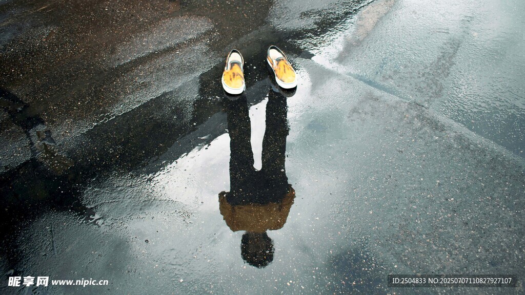 雨中倒影下的行人身影