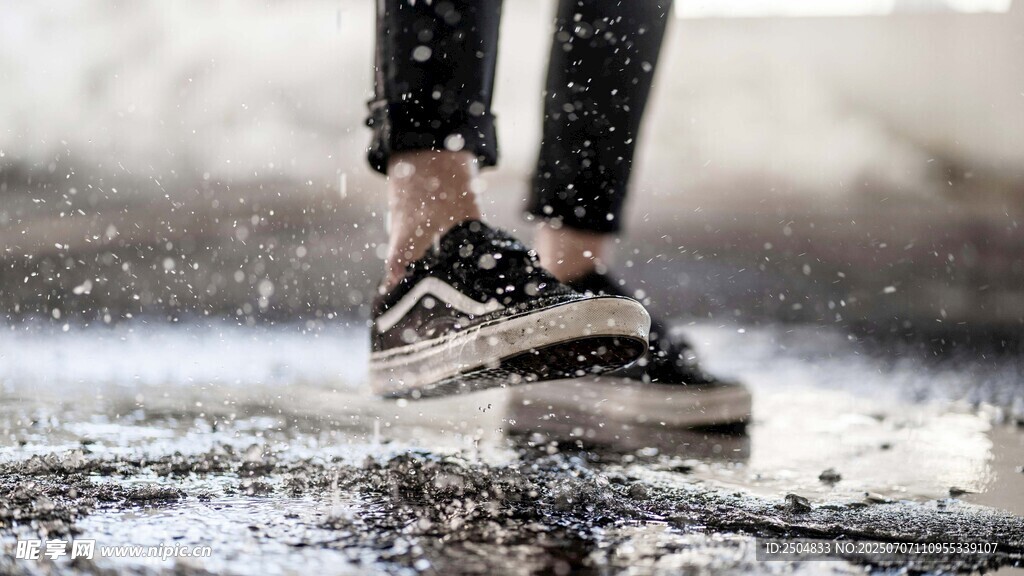 雨中漫步的时尚运动鞋
