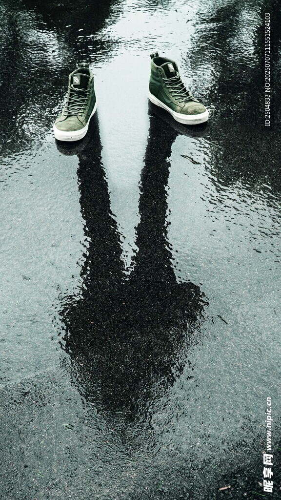 雨中倒影下的运动鞋