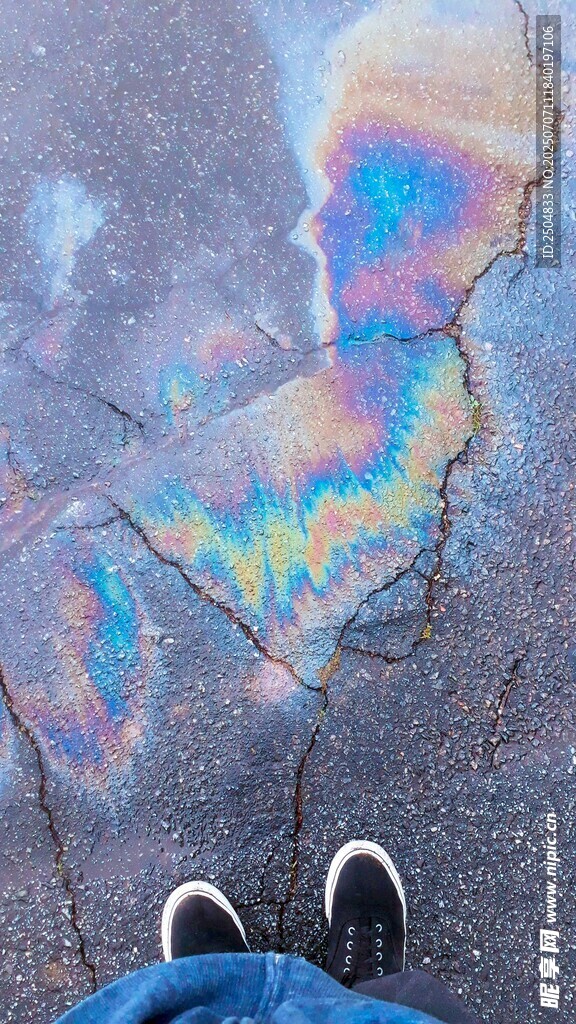 地面彩色油污与人的脚步