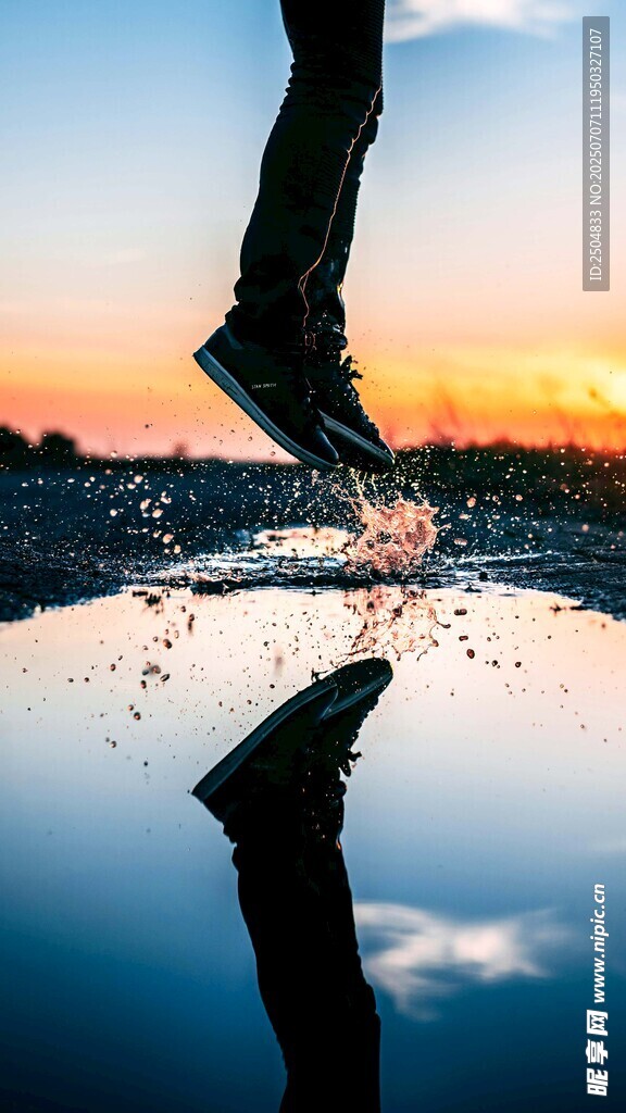 夕阳下踏水的动感瞬间