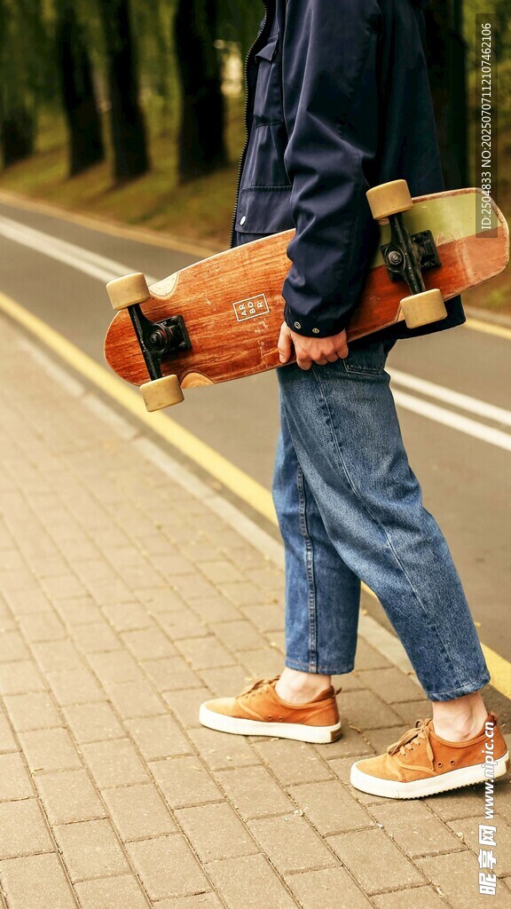 街头男子手持长板