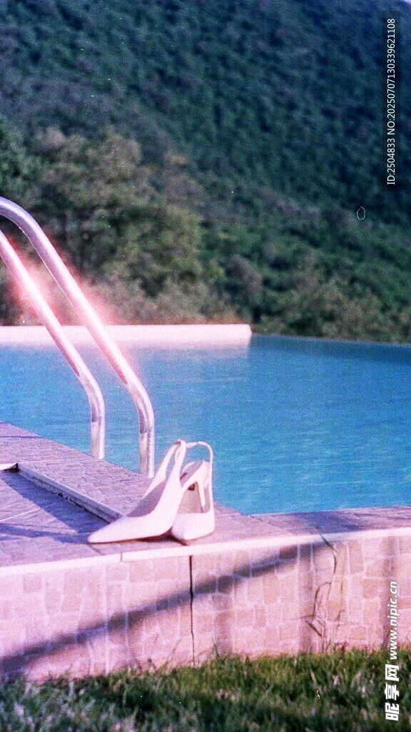 水坝壮观泄洪景象