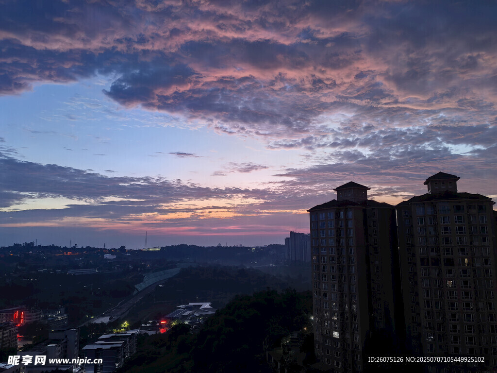 城市黄昏天空与高楼美景